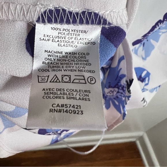 Loft Blouse White Blue Floral Smocked Neck Flutter Sleeve XSP - Picture 9 of 9